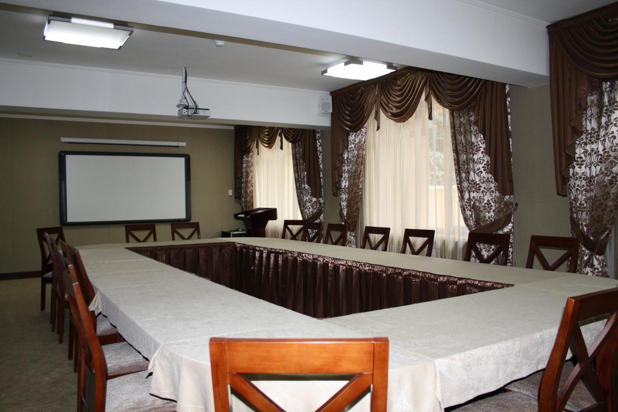Voyage Hotel Almaty Eksteriør billede