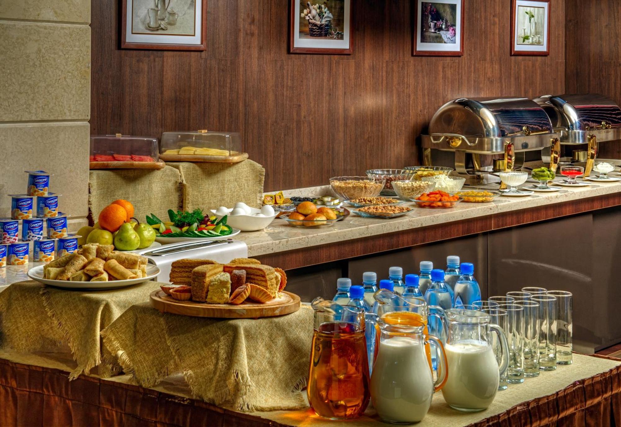 Voyage Hotel Almaty Eksteriør billede