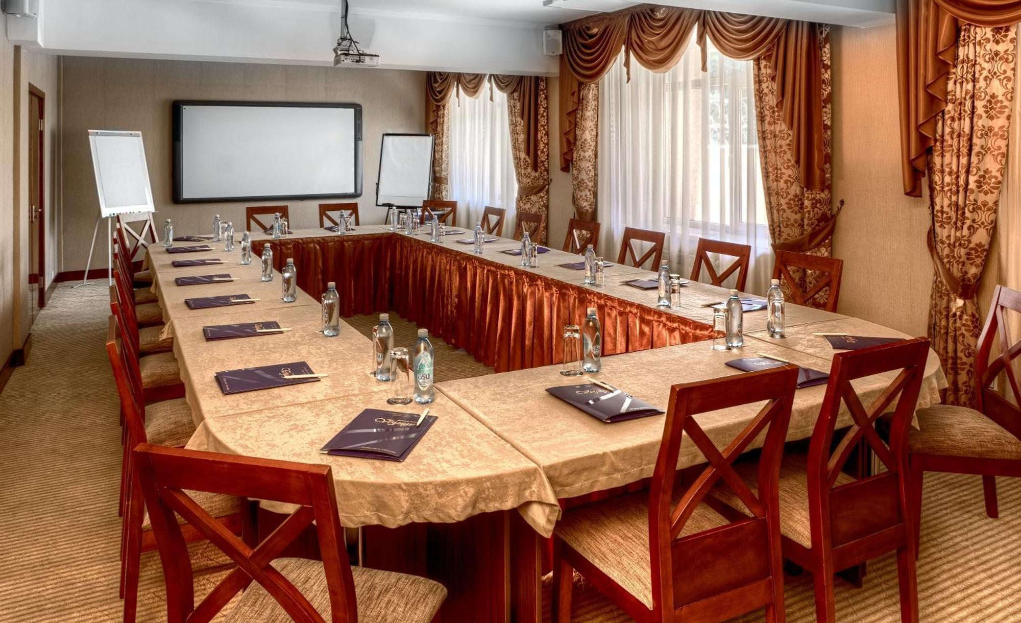 Voyage Hotel Almaty Eksteriør billede
