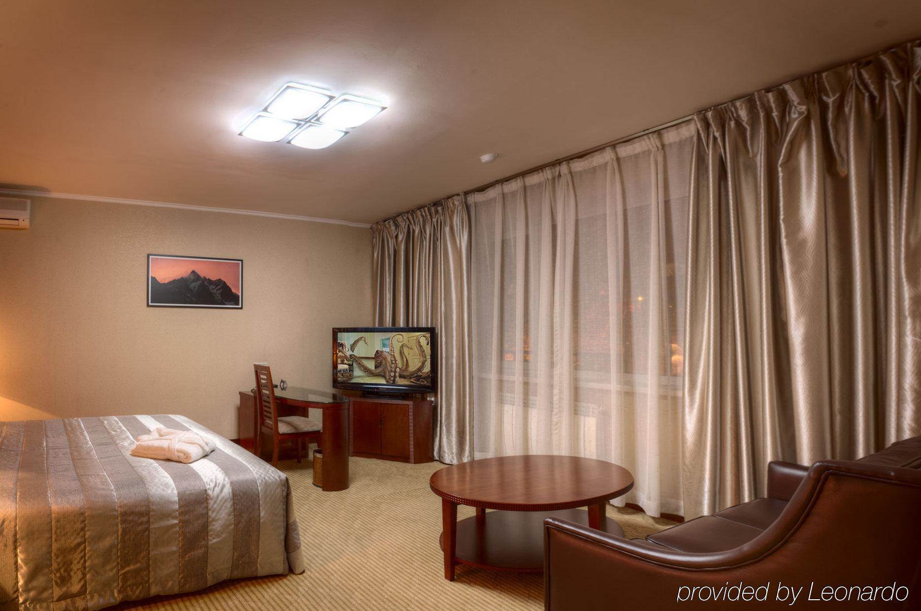 Voyage Hotel Almaty Værelse billede