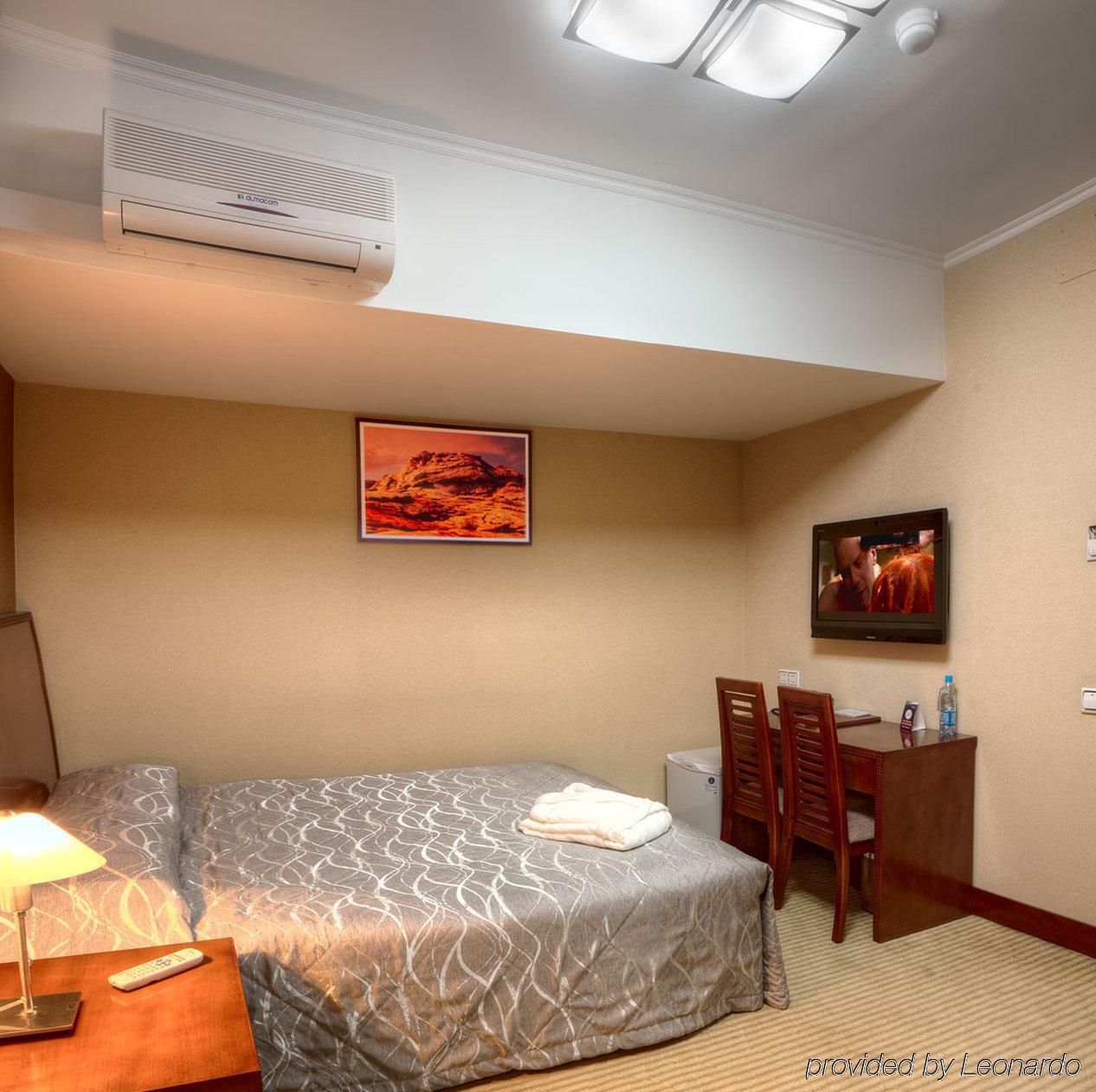 Voyage Hotel Almaty Værelse billede