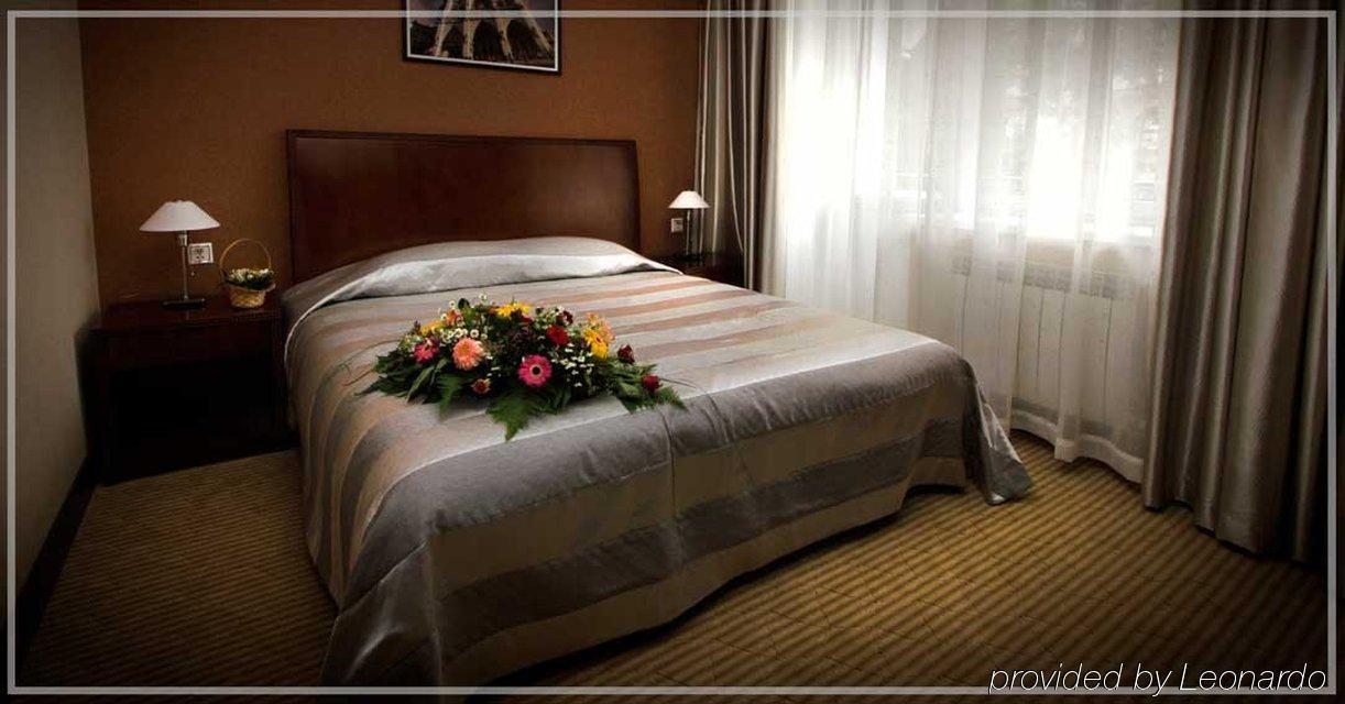 Voyage Hotel Almaty Værelse billede